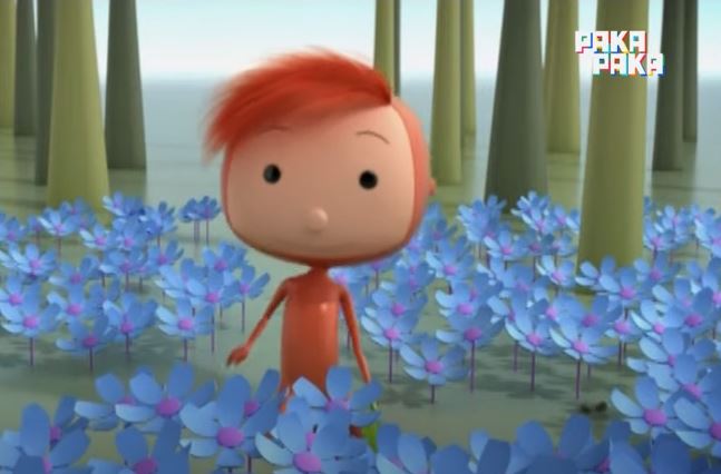 Captura de la serie de animación: personaje niño con traje naranja rodeado de flores violetas.