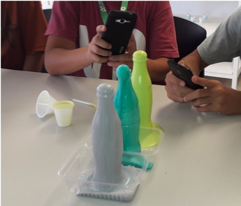 Tres botellas preparadas para este experimento liberando espuma de color. 