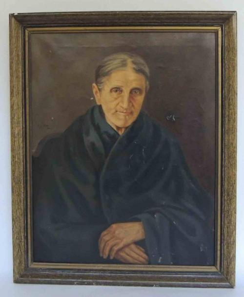 Retrato de Paula Albarracín en su vejez, pintada con un manto oscuro sobre un fondo neutro. 