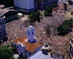 Fotografía a color de la Plaza de Mayo y el Cabildo.