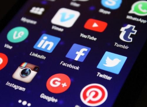 imagen de la pantalla de un teléfono celular con los íconos de las redes sociales.