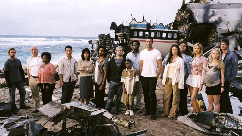 Actores y actrices de la primera temporada de la serie Lost. Están de pie en una playa rodeados por los restos de un avión accidentado.