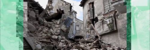 Casas colapsadas y pilas de escombros tras un sismo.