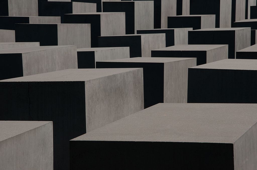 Luces y sombras entre los bloques grises del Memorial a los Judíos Asesinados de Europa.