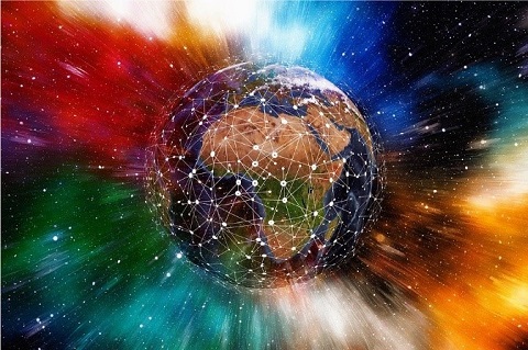 Sobre un fondo colorido, está el planeta Tierra, con África en primer plano. Sobre su superficie, hay infinidad de puntos interconectados.
