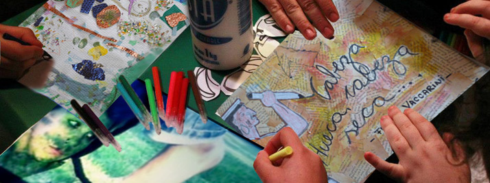Una mesa sobre la que hay manos de niños realizando dibujos y producciones plásticas.