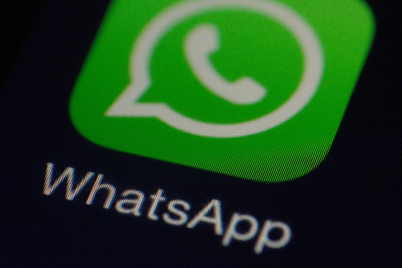 Logo de WhatsApp en la pantalla de un dispositivo móvil.